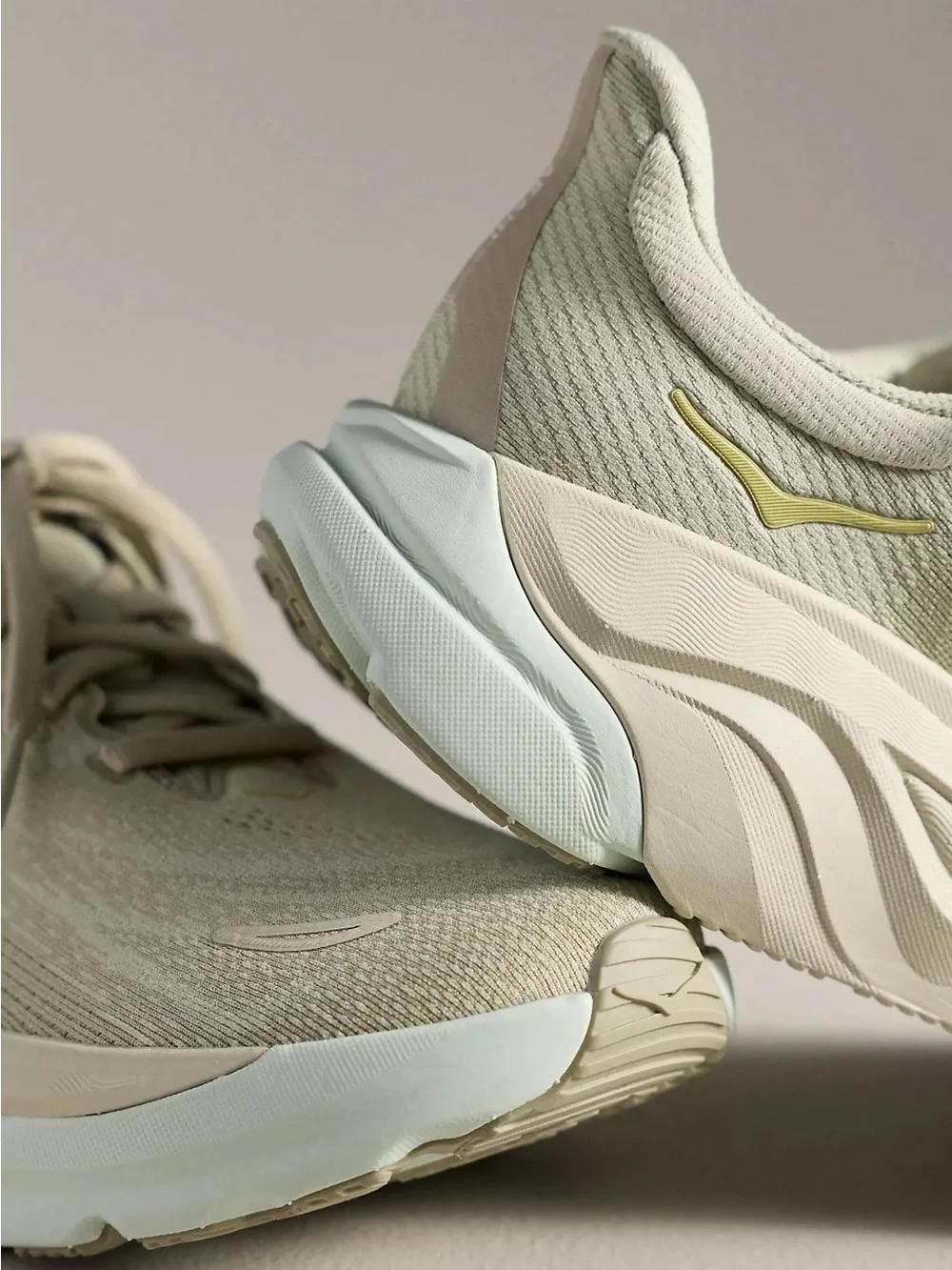 NIB HOKA Arahi 8 Sneakers in Color Oyster Mushroom/Truffle Salt Size Women’s 9.5 - Picture 4 of 4
